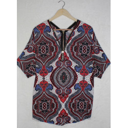 Blusa elegante con estampado único y cierre decorativo