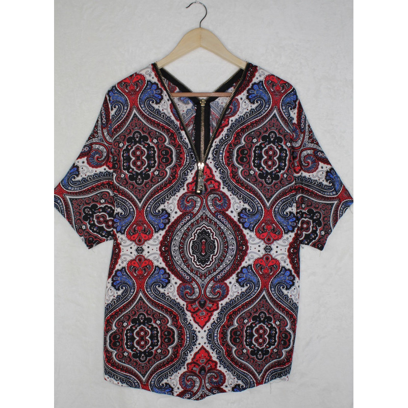Blusa elegante con estampado único y cierre decorativo