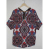 Blusa elegante con estampado único y cierre decorativo
